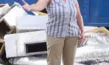 Bên Ngoài Bong Bóng: Du Hành Cùng Alexandra Pelosi
