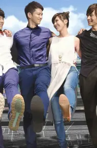 Lại Gần Bên Anh